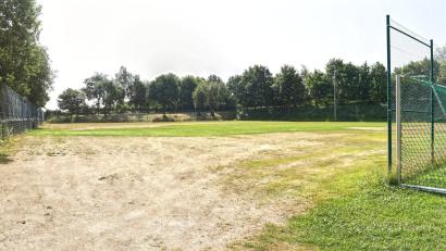Bild: njn
Das Steuergerät für die Bewässerung des B-Platzes des TSV-Sportgeländes ist defekt. Bei Hitze trocknet der Rasen aus und wird braun.