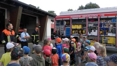 Bild: Anita Niebauer/exb
Die Buben und Mädchen des Kindergartens St. Marien waren vom Fuhrpark der Feuerwehr schwer beeindruckt.