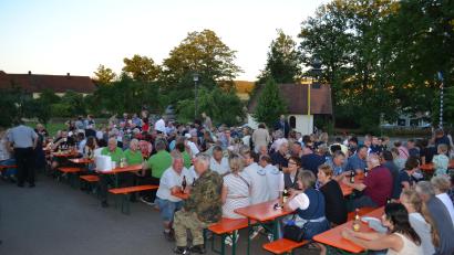 Bild: kki
Vor der malerischen Kulisse der Kapelle saßen die Besucher noch lange zusammen.