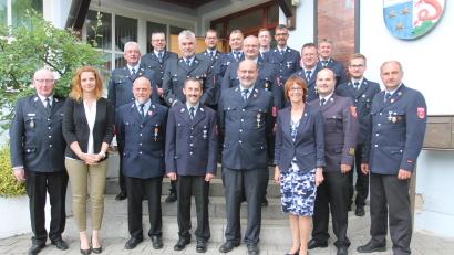 Bild: pi
Stellvertretende Landrätin Margit Kirzinger (vorne, Dritte von rechts) würdigt wie Bürgermeisterin Marina Hirnet (vorne, Zweite von links) und Kreisbrandrat Marco Saller (vorne, Zweiter von rechts) die Leistungen der ausgezeichneten Aktiven. Einige von ihnen waren krankheits- oder urlaubsbedingt entschuldigt.
