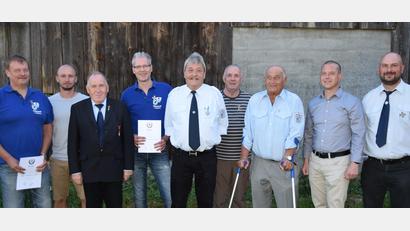Bild: wku
Ehrungen beim Soldaten- und Kameradschaftsverein: (von links) Bernhard Pirner, Mario Windisch, Bezirksvorsitzender Horst Embacher, Reinhard Pirner, Horst Pirner, Reinhard Kappl, Karl Luber, Bürgermeister Jörk Kaduk und Vorsitzender Stefan Vogl.