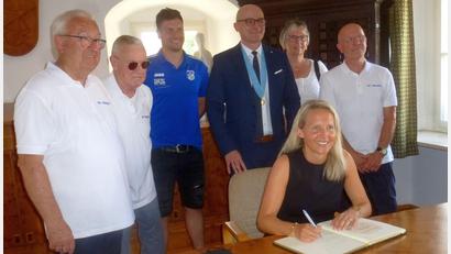 Bild: mad
Wann hat man schon eine Europameisterin in der Marktgemeinde? Fritzy Kromp war zum Fest der Fußballtrainer gekommen. Bürgermeister Maximilian Beer nutzte die Gelegenheit. Gerne trug sich die Trainerin ins Goldene Buch des Marktes eintragen.