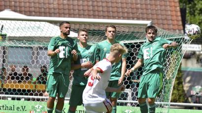 Bild: Hubert Ziegler
Geballte Abwehrmauer der Ammerthaler Tim Sulmer, Frederic Schüll, Julius Hammer und Lucas Melchner (von links) bei einem Freistoß der Nürnberger durch Nico Zietsch.
