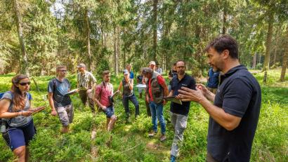 Bild: Martin Hertel/exb
Martin Lauterbach und Boris Mittermeier (rechts), Auerhuhn-Spezialisten bei der Landesanstalt für Wald und Forstwirtschaft in Freising, erkunden mit den angehenden Kartierern ein Waldstück am Ochsenkopf.