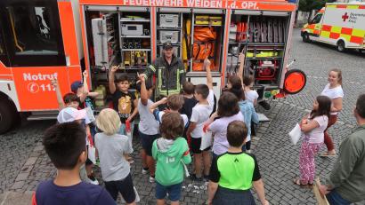 Bild: Kunz
Wer will später mal zur Feuerwehr? Die Kinder erkunden beim Aktionstag "Gute Fee" in Weiden ein Feuerwehrauto.