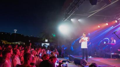 Bild: Susanne Forster
Mit legendären Rockhits begeistern "The Magic of Queen" mit Sänger Markus Engelstädter am Samstagabend im Fischhofpark rund 1700 Besucher.