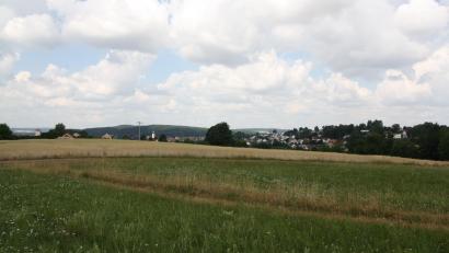 Bild: bjp
Noch wachsen auf der Schwarzleite Korn und Gras. In einigen Jahren sollen hier Häuser stehen. In der Stadtratssitzung verweist Bürgermeister Stangl auf bereits erstellte Unterlagen zur künftigen Erschließung. Von einer "lässigen" Planungsarbeit könne aber keine Rede sein.