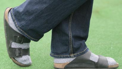 Symbolbild: Uwe Anspach
Sandalen, Birkenstock oder Adiletten mit Socken getragen – so stellt man sich im Ausland oft die deutschen Füße vor.