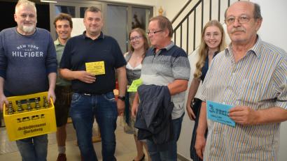 Bild: dob
Beim Preisschafkopf der Ministranten ging Thomas Lorenz aus Altenstadt (Dritter von links) als Sieger hervor. Gemeindereferentin Theresa Glaser (Mitte) organisierte den Preisschafkopf mit den Oberministranten Markus Weig (Zweiter von links) und Marie Bäumler (Zweite von rechts) im Pfarrheim.