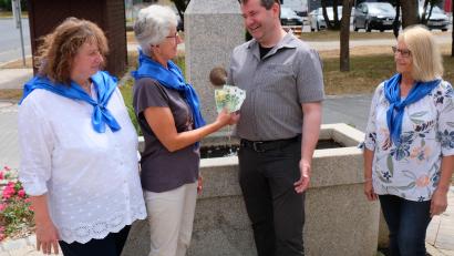 Bild: do
Irmi Diepold und Gisela Ruder (von links) und Christa Schmidt (rechts) übergeben eine Spende an Bürgermeister Alexander Goller.