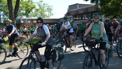 Bild: dob
Nach dem Startschuss heißt es an der Stadthalle, rein in die Pedale.