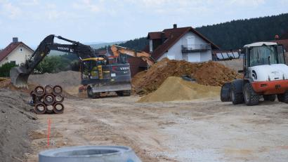 Bild: bö
Die Erschließung im neuen Ebermannsdorfer Wohnbaugebiet "Barbarafeld" kommt gut voran. Wenn alles nach Plan läuft, ist sie zum Jahresende abgeschlossen.