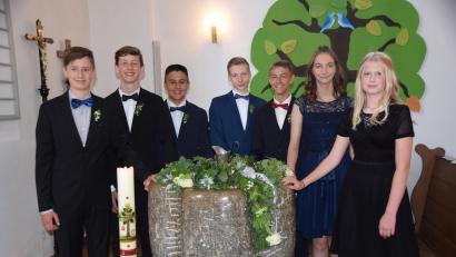 Bild: wku
Ihre Konfirmation feierten (von links) Hannes Lindner, Joshua Speigl, Samuel Melchner, Lukas Ölmann, Marinus Raap, Melanie Specht und Anna Lederer am Sonntag in Königstein.