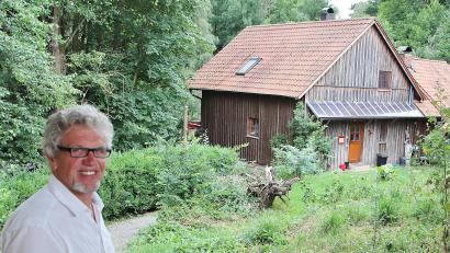 Bild: Thomas Dobler
Grünen-Kreisrat Rudi Sommers Haus ist aus Holz und praktisch energieautark. Was er an Energie braucht, um komfortabel leben zu können, produziert Sommer auf seinem Grundstück selbst. Sein Geheimnis: Sonnenenergie und Holz.