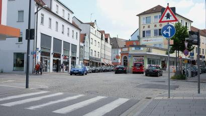 Bild: Hirsch
Schlesierplatz sowie Bahnhofstraße (links) und Schwaigerstraße (rechts) sollen saniert werden. Der Lückenschluss zur Friedrich-Ebert-Straße kostet 1,3 Millionen Euro.
