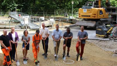 Bild: ds
Den symbolischen Spatenstich für die Klärschlammtrocknung nahmen vor (von links): Klärwärter Peter Winkler, Dr. Ing. Simone Meuler-List (Planung Seuss Ingenieure), 2. Bürgermeisterin Lydia Zahner, Gemeindebediensteter Rudi Genal, MdL Harald Schwartz, Bürgermeister Roman Berr, Christian Wallner (bauleitender Polier der Firma Sommer-Tiefbau und Matthias Wagner, Bauüberwachung der Firma Seuss Ingenieure.