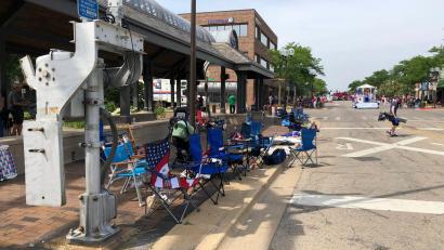 Bild: Lynn Sweet/Chicago Sun-Times/AP/dpa
In Highland Park im US-Bundesstaat Illinois fielen bei einer Parade zum 4. Juli Schüsse. Mindestens sechs Menschen kamen dabei ums Leben.