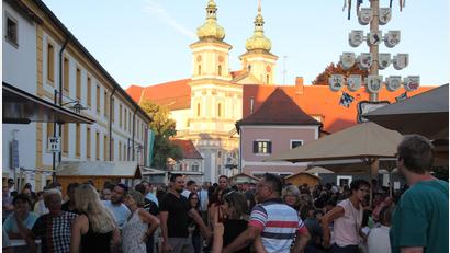 Bild: kro
Dicht an dicht zogen die Menschen beim 40. Waldsassener Bürgerfest durch die Innenstadt. Ein reizvolles Bild bot sich am frühen Abend, als die Türme der Basilika im Sonnenschein hell erstrahlten.