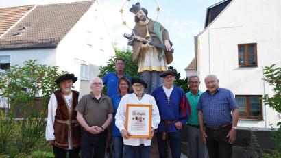 Bild: kaz
Stadthauptmann Volkmar von Schönreuth (Volkmar Legat, Dritter von rechts) und Feldhauptmann Kaspar Erlbeck von Parkstein (Hans Rösch, links) ernannten Heiner Dworzak (Fünfter von links) zum Ehrenmitglied der Kemnather Stadtwache. Ihm gratulierten auch Rainer Sollfrank, Patrick und Petra Shrier, Werner Nickl und Robert Schön (von links).