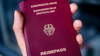Symbolbild: Matthias Balk/dpa
Extrem lange Bearbeitungszeiten melden aktuell einige Passämter und die Bundesdruckerei. Wer jetzt noch einen neuen Reisepass oder Personalausweis für den Urlaub braucht, könnte es schwer haben.