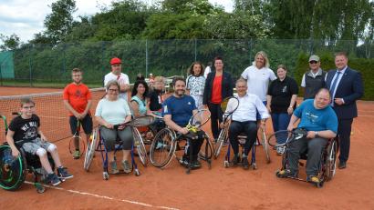 Bild: jr
Der 19-fache Deutsche Meister im Rollstuhltennis Peter Seidl (Reihe vorne, Mitte) zeigte, wie Rollstuhltennis geht. Auch Landrat Roland Grillmeier (Zweiter von rechts sitzend) setzte sich dabei in einen Rollstuhl.