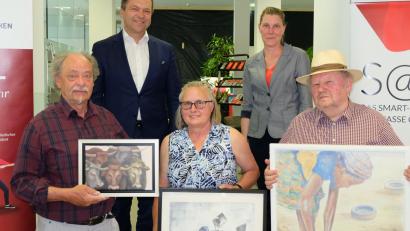 Bild: Margit Demleitner, Sparkasse Oberpfalz Nord/exb
Wechsel der Ausstellung des OKV in der Sparkasse.