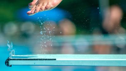 Symbolbild: Hauke-Christian Dittrich/dpa
In Amberg hat ein Mann mit einem verbotenen Sprung ins Becken einen Bub am Kopf verletzt.