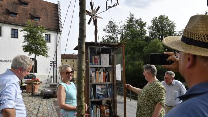 Bild: Petra Hartl
Amberg hat wieder etwas Neuen: die "Ambairg Bücherzelle" in der Schiffgasse steht fortan Lesefreunden zur Verfügung.
Fabian Kern, Michaela Frauendorfer, Bettina Weisheit, Oberbürgermeister Michael Cerny und Willi Koch freuten sich darüber (von links).