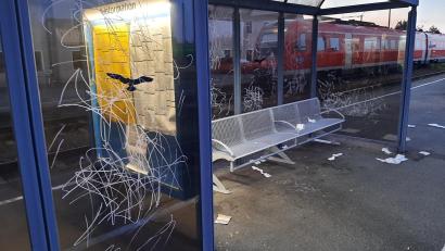 Bild: Bundespolizei/exb
Ein Bushäuschen am Schwandorfer Bahnhof beschmierte der 23-Jährige.