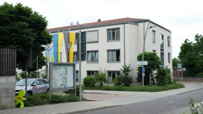 Bild: Hirsch
Blick auf den Ostflügel des Schwandorfer Rathauses: Hier soll der Dachstuhl um 1,70 Meter angehoben werden. Dadurch entsteht Platz für 18 Mitarneiter.