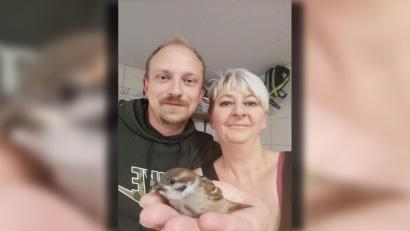 Bild: Spanl/exb
Stefan und Sandra Spanl mit "PiepPiep" kurz vor dem zweiten Auswilderungsversuch. Das Foto ist ein Glücksfall, denn "PiepPiep" wollte in dem Moment partout nicht stillsitzen.