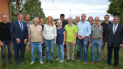 Bild: jr
Neuwahlen standen bei der Siedlergemeinschaft Mitterteich an. Im Bild (von links) Harald Zottmeier, Bürgermeister Stefan Grillmeier, Marco Haberkorn, Manfred Heinrich, Anja Dubrowski, Anja Götz, Angelika Müller, Matthias Doß, Horst Robl, Detlef Meyer, Thomas Dubrowski, Timo Hirsch, Wolfgang Pilz, Siegfried Götz und Vorsitzender Matthias Kraft.