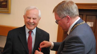 Bild: gsp
Oberbürgermeister Michael Cerny (rechts) verleiht Norbert Fischer die Verdienstmedaille des Verdienstordens der Bundesrepublik Deutschland.