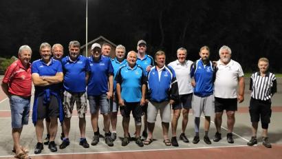Bild: ESV Lampenricht-Gleiritsch/exb
Vorsitzender Michael Zinkl freute sich gemeinsam mit den siegreichen Mannschaften des 1. FC Neunburg, der ESF Heselbach-Meldau, der SpVgg Pfreimd und Schiedsrichter Georg Wilhelm über ein rundum gelungenes Pokalturnier.