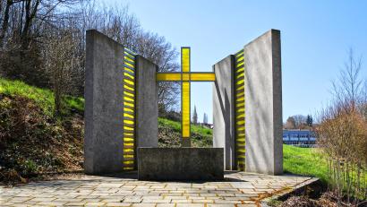 Bild: JOCHEN NEUMANN 
ERBENDORF
Die Radwegkapelle "Insel der Ruhe" wurde künstlerisch von Erwin Otte erschaffen.
