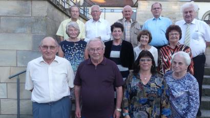 Bild: rn
Mit Dankurkunden würdigten Präses Thomas Jeschner und der neue Vorsitzende Peter Polatschek langjährige Mitglieder bei Kolping.