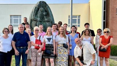 Bild: heb
Die Tirschenreuther Reisegruppe mit Jean-Pierre Meur, Bürgermeister der französischen Partnerstadt La Ville du Bois (Dritter von links), vor dem Denkmal zur verehrenden Schlacht um Verdun.