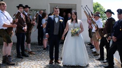 Bild: le
Abordnungen des Schützenvereins mit den Böllerschützen und der Feuerwehr von Meerbodenreuth standen Spalier und gratulierten Gabi Gollwitzer und Stefan Kummer. Böllerschüsse und Wasserspritzen gehörten dazu.