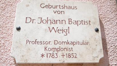 Bild: mma
Nur eine kleine Tafel erinnert an sein Geburtshaus in der Mühlstraße.