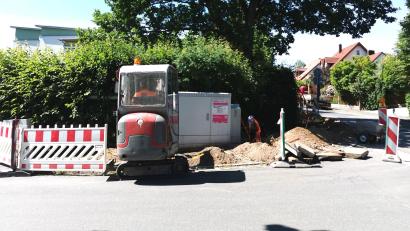 Bild: Portner
Ärger beim schnellen Internet für Mittelschule und Gymnasium in der Jahnstraße: Die Telekom gräbt für die Glasfaserkabel einen neuen Graben und nutzt die Leerrohre im Gehweg gegenüber nicht. Der Verteilerkasten steht an der Ecke zur Martin-Luther-Straße.