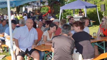 Bild: fvo
Siedlerfest Waldthurn mit Mike Rain im Hintergrund.