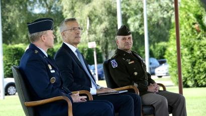 Bild: NATO/F.GARRIDQ-RAMIREZ
Nato-Generalsekretär Jens Stoltenberg (Mitte ) hat am Montag im belgischen Mons den bisherigen Nato-Oberbefehlshaber (SACEUR), General Tod D. Wolters (links) verabschiedet und General Christopher G. Cavoli in das Amt eingeführt.