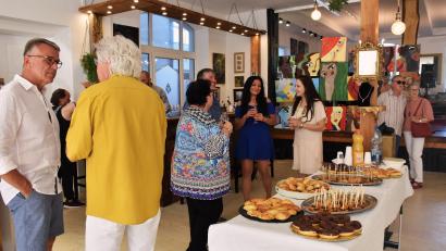 Bild: ubb
Viele Gäste waren zur Vernissage der Iranerin Farzaneh Jampouri in die Galerie von Desislava Dimitrova (Mitte, von links) gekommen, darunter auch Bürgermeister Franz Stahl (links).