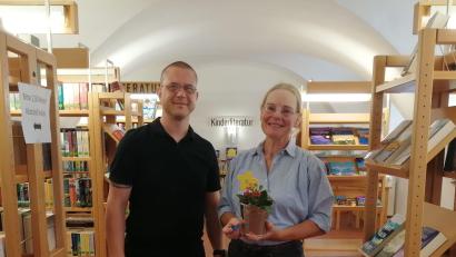 Bild: Verwaltungsgemeinschaft Königstein/exb
Bürgermeister Jörk Kaduk begrüßt die neue Bücherei-Leiterin Maria Klobes-Martin.