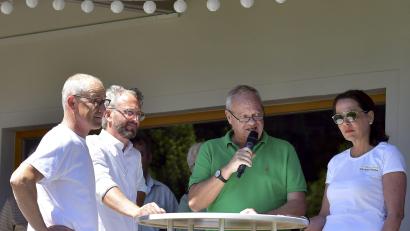Bild: Hubert Ziegler
So kennt man ihn: Rolf Töpperwien (Zweiter von rechts) am Mikrofon. Zu dieser Gesprächsrunde hatte er Riedens Bürgermeister Erwin Geitner (links), Jahn- Geschäftsführer Roger Stilz (Zweiter von links) und Anne Wagner geladen.