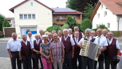 Bild: Männergesangverein Bärnau/exb
Der Männergesangverein Bärnau gratulierte Siegmund Dill zum 80. Geburtstag.