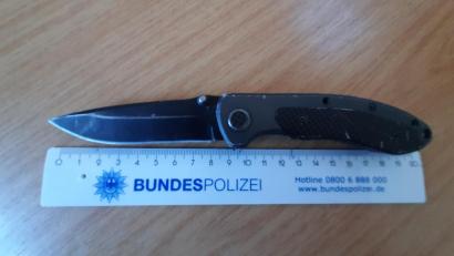 Bild: Bundespolizei
Dieses Messer stellten die Beamten bei dem 17-Jährigen sicher.