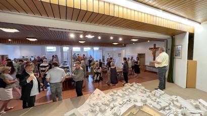 Bild: Andreas Müsseler/exb
Das Interesse an der Ausstellungseröffnung im Rahmen der Architektouren in Etzenricht war groß.