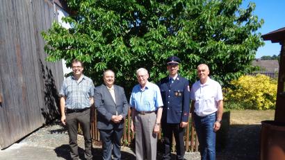 Bild: dpe
Josef Bäumler (Mitte) wird 85 Jahre alt. Ihm gratulieren (von links) MGV-Vorsitzender Wolfgang Siegert, Bürgermeister Peter Dotzler, Vorsitzender Florian Kellner von der Feuerwehr Atzmannsricht- und Dorfgemeinschaftsvorsitzender Werner Kohl.