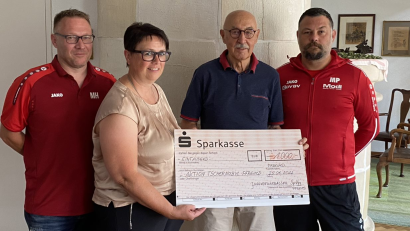 Bild: Christian Tröster/exb 
Einen Scheck über 1000 Euro übergaben die Organisatoren des Frühjahrsmarktes an Josef Ziegler.